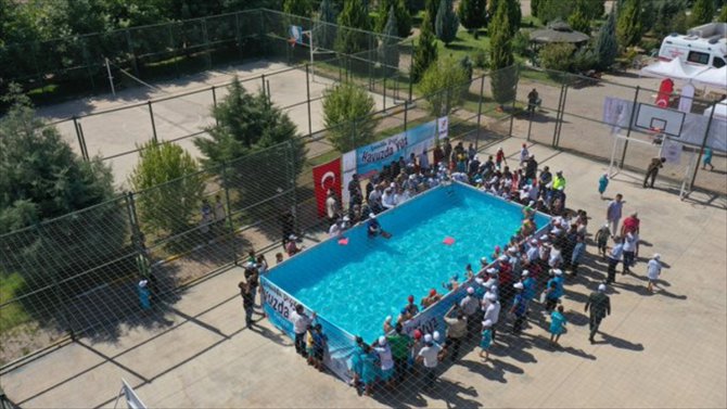 Şanlıurfa'da boğulma vakalarını önlemek için portatif 5 yüzme havuzu açıldı