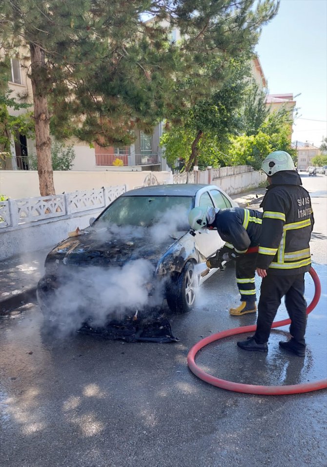 Sivas'ta park halindeyken yanan otomobilde hasar oluştu