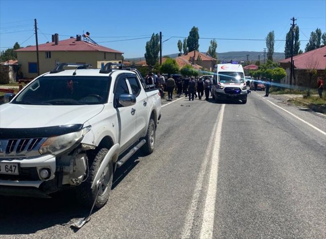 Sivas'ta pikap ile çarpışan motosikletteki 2 genç öldü