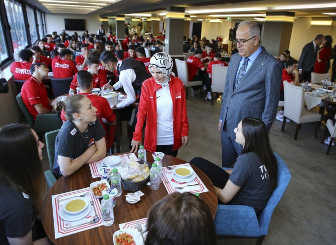 Aile ve Sosyal Hizmetler Bakanı Göktaş, altyapı voleybol milli takımlarıyla yemekte buluştu