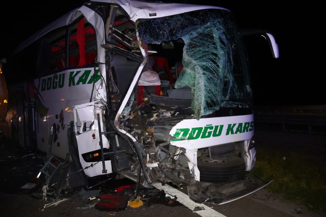 GÜNCELLEME - Anadolu Otoyolu'nda tır ile yolcu otobüsü çarpıştı, 1 kişi öldü, 19 kişi yaralandı