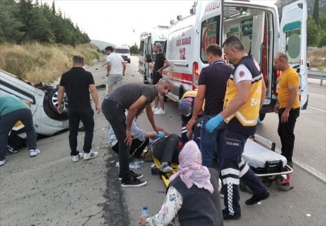 Burdur'da devrilen otomobildeki 5 kişi yaralandı