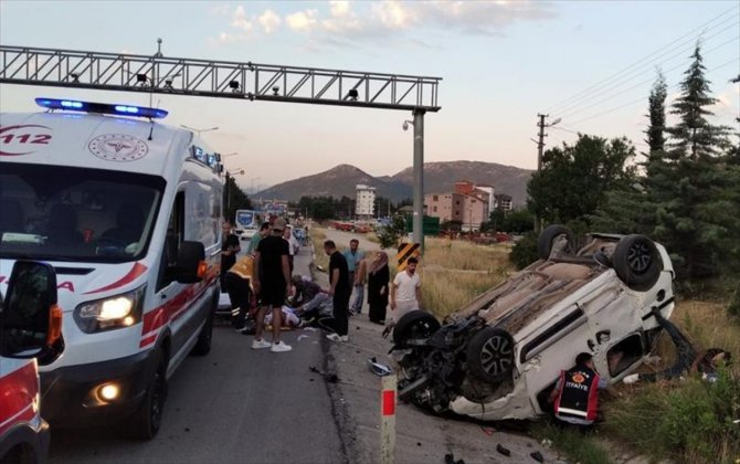 Burdur'da devrilen otomobildeki 5 kişi yaralandı