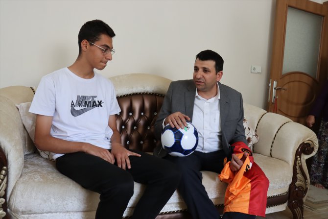 Depremde ailesini kaybeden gencin Galatasaray forması hayali gerçek oldu