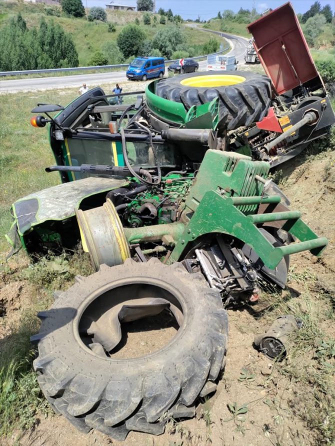 Erzincan'da devrilen traktörün altında kalan muhtar öldü