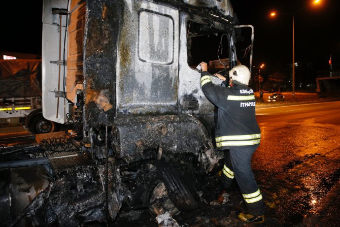 Eskişehir'de bariyere çarptıktan sonra alev alan tır yandı