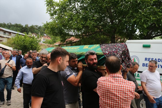 İstanbul'da eşi tarafından öldürülen kadın ve annesinin cenazeleri, Tokat'ta defnedildi