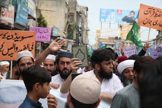 İsveç'te Kur’an-ı Kerim'in yakılması Pakistan genelinde protesto edildi