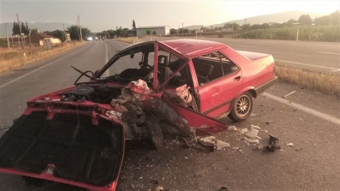 İzmir'deki trafik kazasında 4 kişi yaralandı