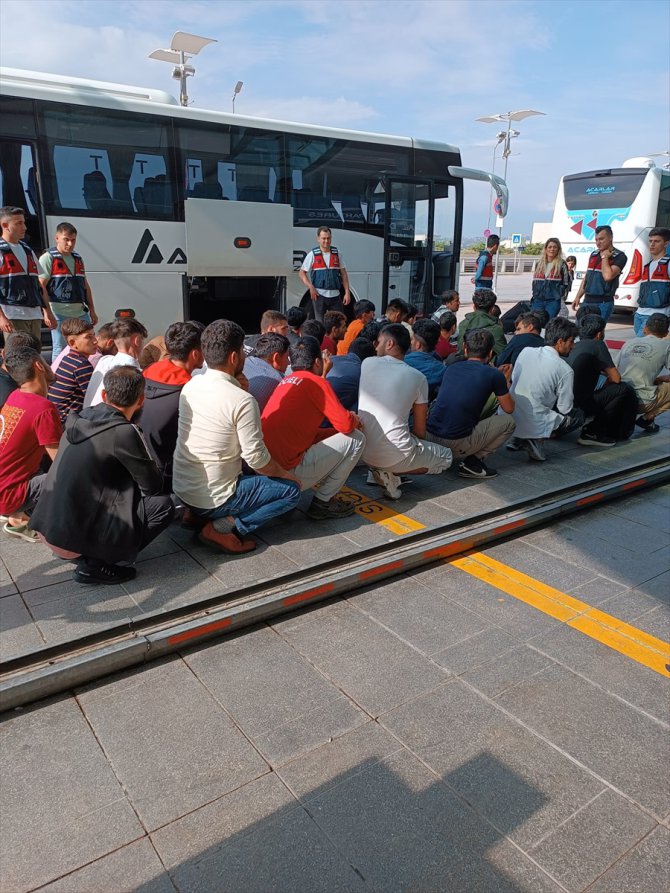 Kocaeli'de 24 düzensiz göçmen sınır dışı edildi