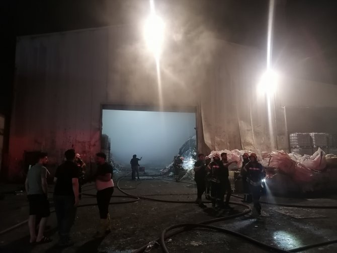 Kocaeli'de geri dönüşüm tesisinde kimyasal tepkimeden dolayı yoğun duman oluştu