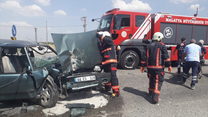 Malatya'da hafif ticari araç ile otomobilin çarpıştığı kazada 3 kişi yaralandı