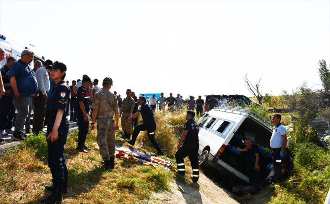 Samsun'da minibüs şarampole devrildi, 2 kişi öldü, 5 kişi yaralandı