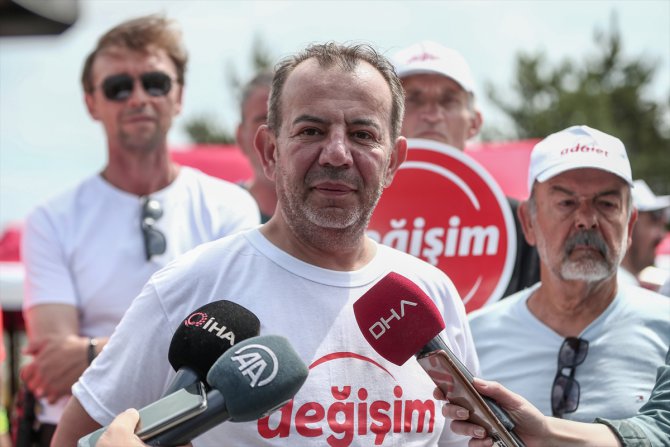 Tanju Özcan, 5. günde yürüyüşüne "Ankara İl Sınırı" tabelası önünden başladı