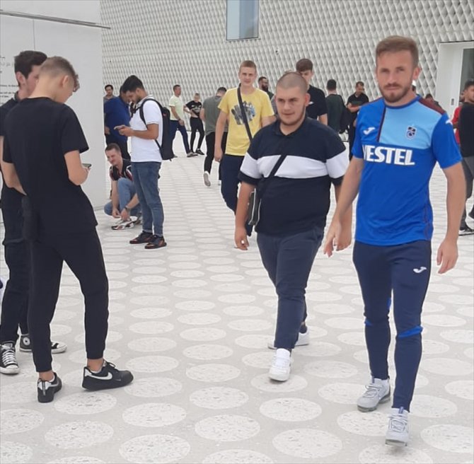 Trabzonsporlu futbolcular, Slovenya'da cuma namazı kıldı