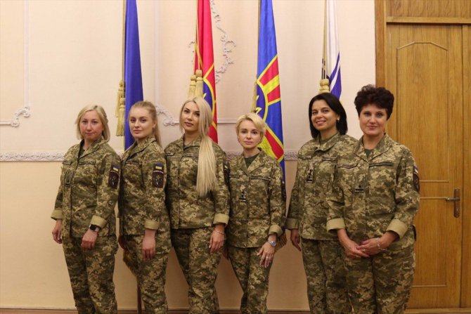 Ukrayna ordusunda 5 bin kadın asker cephede görev yapıyor