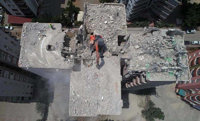 Adana'da depremde hasar gören binaların yıkımı sürüyor
