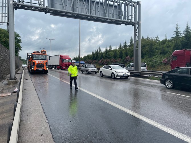 Anadolu Otoyolu'nda 13 aracın karıştığı kazada 5 kişi yaralandı