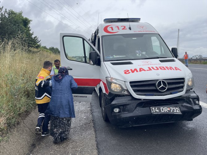 Anadolu Otoyolu'nda park halindeki kamyonete çarpan otomobildeki 3 kişi yaralandı