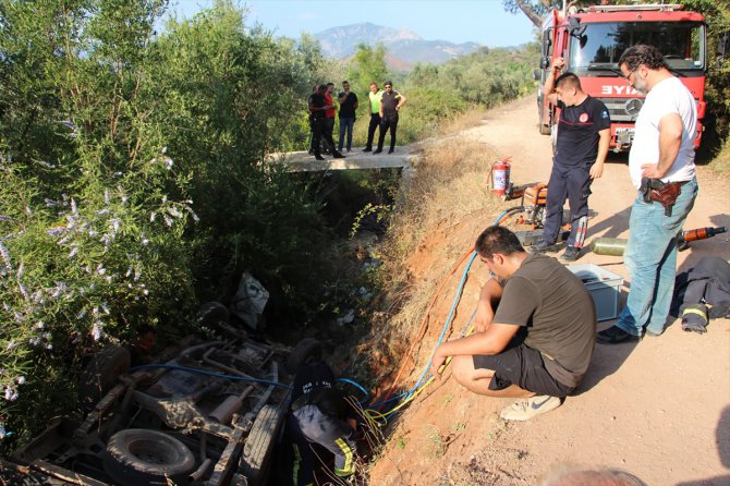 Antalya'da kanala devrilen kamyonetin sürücüsü itfaiye ekiplerince kurtarıldı