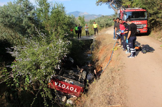 Antalya'da kanala devrilen kamyonetin sürücüsü itfaiye ekiplerince kurtarıldı