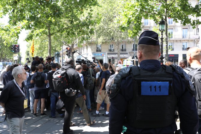 Fransa'da protesto yasağına rağmen göstericiler polis şiddetine karşı sokağa çıktı