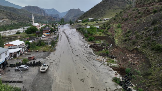 Erzurum-Artvin kara yolunda sel nedeniyle kapanan yolda ulaşım normale döndü