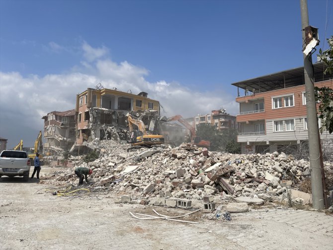 Hatay'da ağır hasarlı binaların yıkımı sürüyor