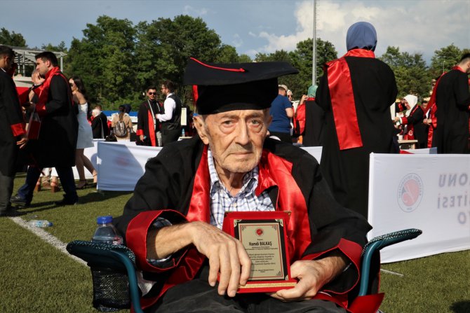 Hayali olan üniversiteden 82 yaşında mezun oldu