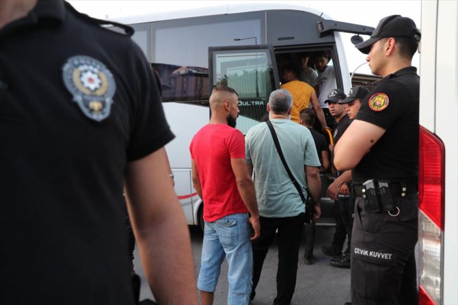 İzmir'de 200 düzensiz göçmen yakalandı