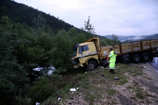 Kastamonu'da cip ile kamyon çarpıştı 2 kişi öldü
