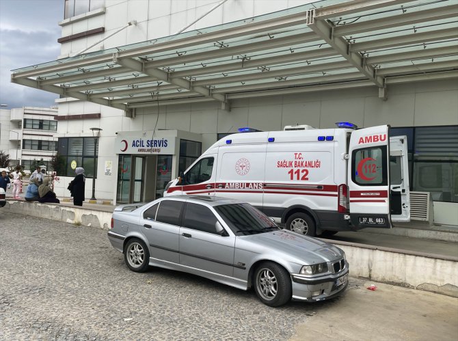 Kastamonu'da iki otomobilin çarpıştığı kazada 3 kişi yaralandı