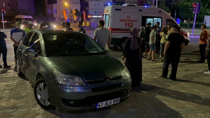 Kocaeli'de otomobilin çarptığı yaya yaralandı