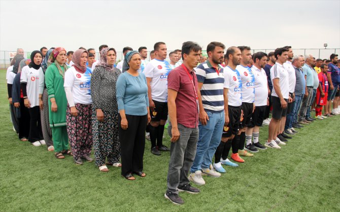 Mersin'de futbol turnuvasında kadın taraftarlardan takımlarına destek