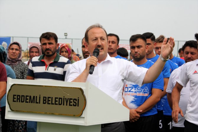 Mersin'de futbol turnuvasında kadın taraftarlardan takımlarına destek