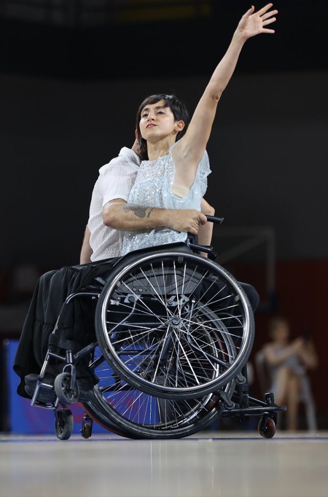 Tekerlekli Sandalye Dans Sporu Türkiye Şampiyonası İzmir'de yapıldı
