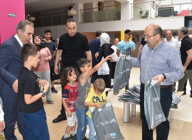 Trabzonspor Kulübü Başkanı Doğan, depremzede 135 çocuğa forma hediye etti