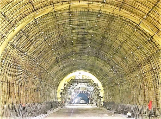 Ulaştırma ve Altyapı Bakanı Uraloğlu, Kop Tüneli şantiyesinde incelemelerde bulundu: