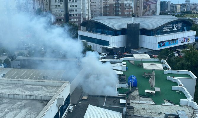 Zeytinburnu'nda teknoloji mağazasının deposunda yangın çıktı