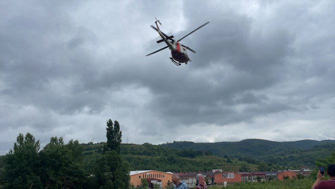 Bartın'da sel nedeniyle sanayi sitesinde mahsur kalan işçiler helikopterle tahliye ediliyor