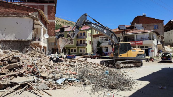 Depremlerden etkilenen Çelikhan'da ağır hasarlı binaların yıkımına başlandı