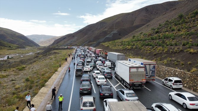 Erzincan-Sivas kara yolu heyelan nedeniyle ulaşıma kapatıldı