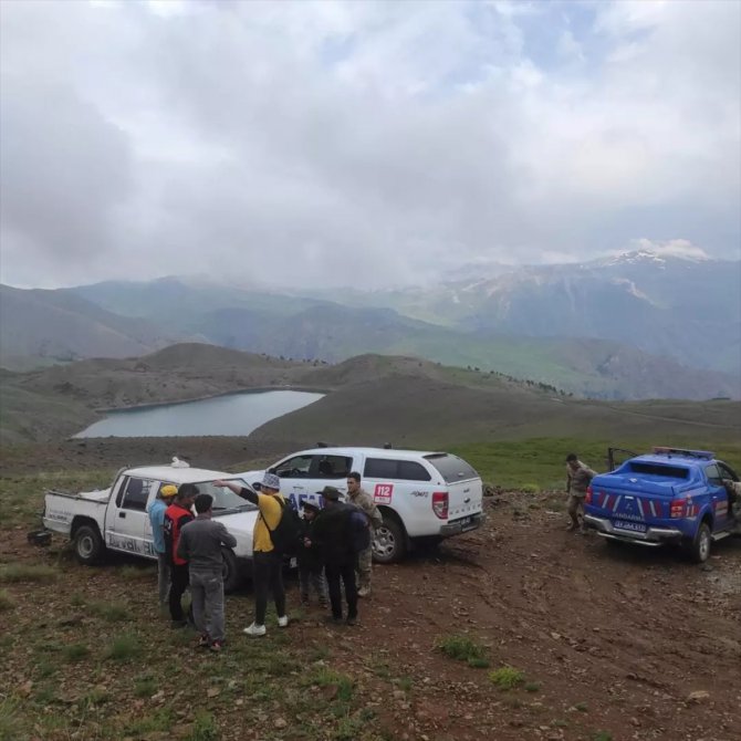 Erzincan’da dağlık alanda araçlarıyla mahsur kalan 5 kişiyi AFAD ekibi kurtardı