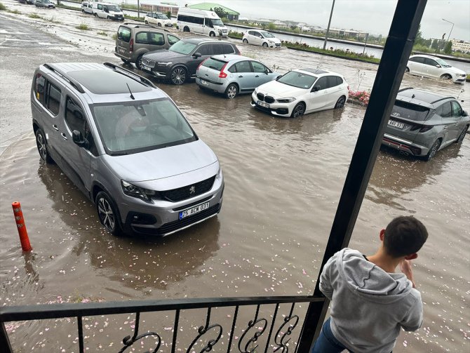 Erzurum'da sağanak su baskınlarına neden oldu