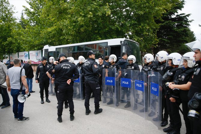 Eskişehir'de izinsiz basın açıklaması yapmak isteyen gruba polis müdahale etti