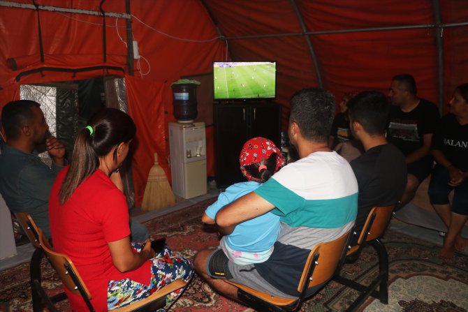 Hatay'da futbolseverler, takımlarının hazırlık maçını çadır kentteki televizyondan izledi