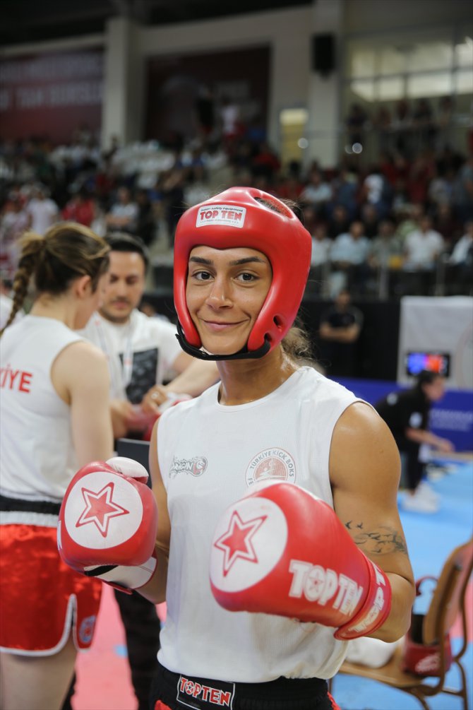 Hemşire Duygu kick boks kariyerini yenilgisiz sürdürüyor