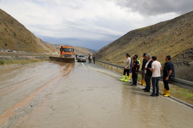 GÜNCELLEME - Heyelan nedeniyle kapanan Erzincan-Sivas kara yolu ulaşıma açıldı