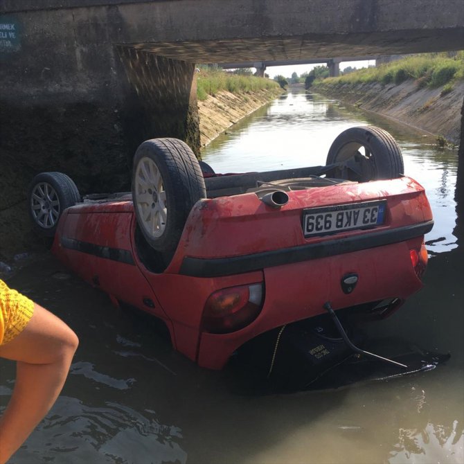 Mersin'de sulama kanalına düşen otomobildeki 3 kişi yaralandı