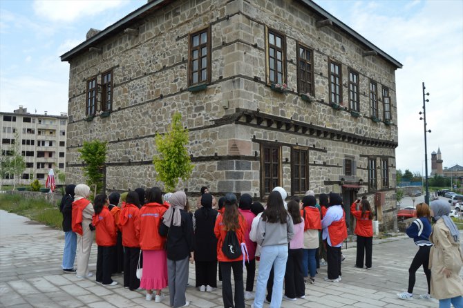 Öğrenciler "Anadoluyuz Biz" projesiyle Erzurum'un tarihi mekanlarını gezdi